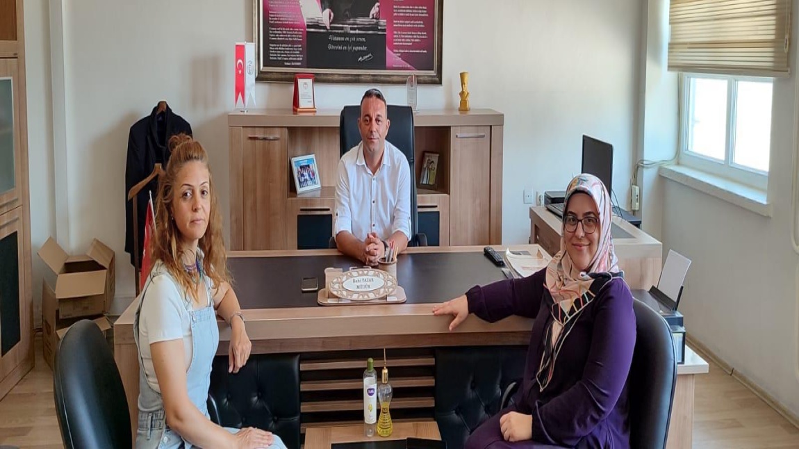 Okulumuza Yeni atanan Okul Müdürümüz Ruhi YAZAR’a hoşgeldiniz der görevinde başarılar dileriz.